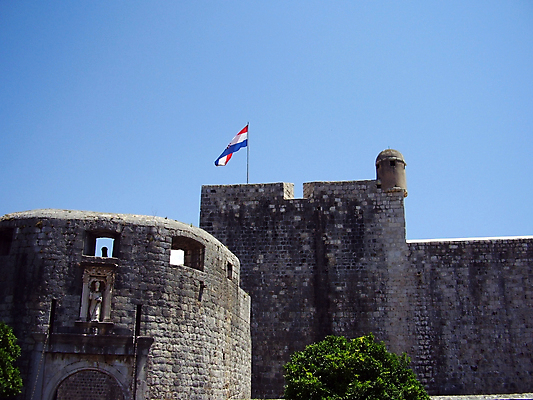 포토 JPG 해외이미지 나무 여행 하늘 휴가 사람없음 초록색 파란색 깃발 성 크로아티아 두브로브니크 옛날 해외포토 식물 건축물 유럽 컬러 파일형식 이미지허브