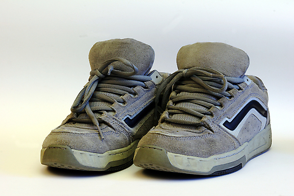 포토 JPG 해외이미지 디자인 옷 운동화 신발 사람없음 검은색 줄무늬 회색 묶기 혀 고무 비닐 운동화끈 주자 중고 유일 해외포토 컬러 무늬 모션 재질 끈 입 파일형식 이미지허브