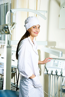 포토 JPG 해외이미지 백인 직업 모자 여자 행복 유니폼 실내 치과 병원 한명 미소 내부 치료 빛 사무실 약 방 장비 시험 환자 의사 흰색 도구 램프 업무 입 치아 직원 치과의사 긍정 외과 치통 해외포토 서양인 1 잡화 옷 교육 감정 컬러 컨셉 비즈니스 의학 조명 표정 사람 신체부위 의료진 작업 소화기관 질병 파일형식 이미지허브