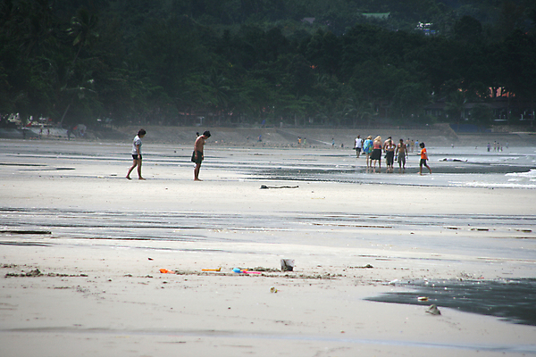 포토 JPG 해외이미지 옷 여자 남자 아시아 모래 스포츠 파도 바다 섬 여행 포즈 티셔츠 태국 자연 휴가 서기 사람 사람없음 물 뷰티 여행객 걷기 사진촬영 발사 슛 내추럴 이국적 해외포토 자연요소 나라 셔츠 모션 촬영 생태계 파일형식 이미지허브