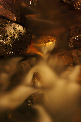 포토 JPG 해외이미지 자연 사람없음 물 강 갈색 바위 야간 부드러움 해외포토 자연요소 컬러 돌_바위 감각 생태계 파일형식 이미지허브