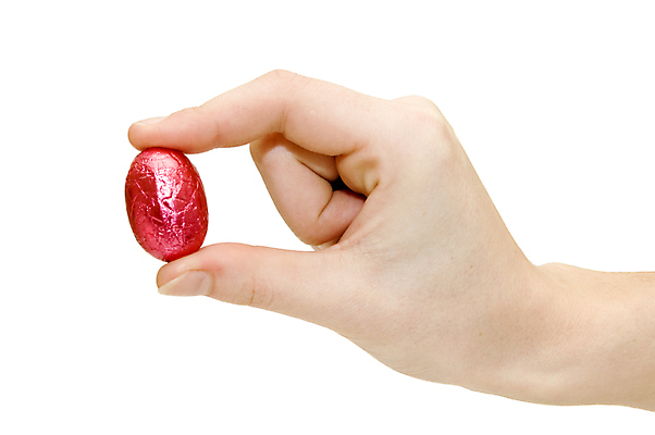 포토 JPG 해외이미지 백인 손 손가락 휴가 부활절 사탕 사람없음 빨간색 빛 초콜릿 계란 흰색 잡기 달콤 팔 고립 해외포토 서양인 기념일 컬러 모션 디저트 신체부위 알 맛 파일형식 이미지허브