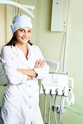 포토 JPG 해외이미지 백인 직업 모자 여자 행복 유니폼 실내 치과 병원 한명 미소 내부 치료 빛 사무실 약 방 장비 시험 환자 의사 흰색 도구 램프 업무 자신감 입 치아 직원 치과의사 긍정 외과 치통 해외포토 서양인 1 잡화 옷 교육 감정 컬러 컨셉 비즈니스 의학 조명 표정 사람 신체부위 의료진 작업 소화기관 질병 파일형식 이미지허브