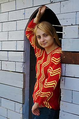 포토 JPG 해외이미지 백인 학생 디자인 옷 포즈 출입구 한명 서기 건물 목재 빨간색 금발 노란색 유행 청바지 뜨개질 스웨터 회전 지그재그 핸드메이드 해외포토 서양인 나무 1 헤어스타일 건축물 컬러 상의 재료 바지 모션 사람 취미 파일형식 이미지허브