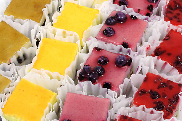 포토 JPG 해외이미지 사람없음 장식 큐브 블루베리 일렬 미니케이크 뷔페 해외포토 과일 케이크 파일형식 이미지허브