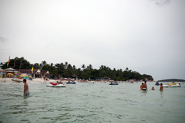 포토 JPG 해외이미지 나무 아시아 모래 스포츠 바다 섬 여행 우산 태국 자연 하늘 휴가 휴식 따뜻함 손바닥 사람 사람없음 물 야자수 태양 맑음 수영 뜨거움 부채 군중 다이빙 이국적 해외포토 자연요소 식물 손 나라 컨셉 날씨 수상스포츠 생태계 수중스포츠 파일형식 이미지허브
