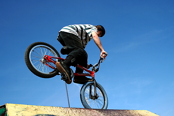 포토 JPG 해외이미지 스포츠 장난 하늘 한명 파란색 자전거 점프 사이클링 해외포토 1 컬러 모션 사람 바이크 육상스포츠 파일형식 이미지허브