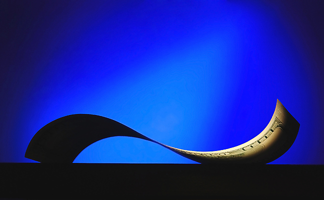 포토 JPG 해외이미지 종이 컨셉 돈 비즈니스 숙이기 사람없음 금융 파란색 숫자 달러 검은색 어둠 희망 침묵 꿈 저축 추위 자유 고독 야간 무서움 플라스틱 가난 심볼 시력 신분 이익 제비 축적 수입 위기 무너짐 해외포토 자연요소 문자 감정 컬러 포즈 모션 재질 조류 경제 소리 재산 파일형식 이미지허브