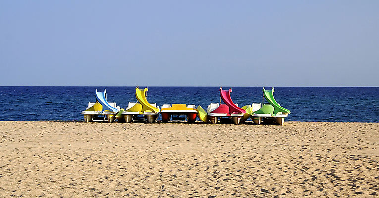 포토 JPG 해외이미지 모래 스포츠 바다 놀이 휴가 수영장 항해 사람없음 물 파란색 모래사장 운동 노란색 보트 스페인 휴양지 함선 고용 줄서기 페달 해외포토 자연요소 유럽 컬러 배_교통 모션 건강 장소 구직 채용 파일형식 이미지허브