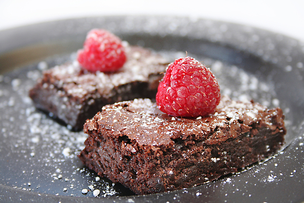 포토 JPG 해외이미지 접시 열매 음식 조각 결혼 과일 디저트 발렌타인데이 사람없음 과자 초콜릿 대접 신선 달콤 맛 설탕 굽기 산딸기 토핑 칼로리 브라우니 해로움 맛있는 해외포토 식물 식기 컨셉 데이이벤트 이벤트 구이 파일형식 이미지허브
