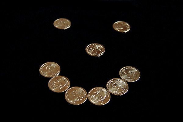 포토 JPG 해외이미지 1 백그라운드 컨셉 돈 비즈니스 사람없음 금융 경제 빛 쌓기 달러 동전 미국 저축 흰색 그룹 변화 재산 도박 은색 투자 롤 이익 계산서 빚 고립 구역 페니 니켈 해외포토 컬러 북아메리카 모션 금속 원소 파일형식 이미지허브