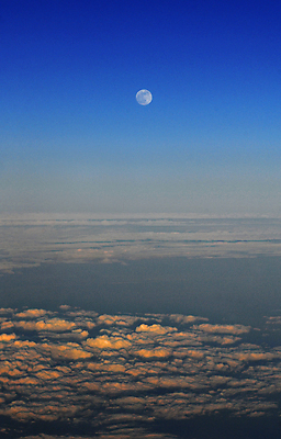 포토 JPG 해외이미지 구름 여행 창문 하늘 사람없음 파란색 달 정상 달빛 가득함 항공 머리위 넘어짐 해외포토 자연요소 컬러 모션 파일형식 이미지허브