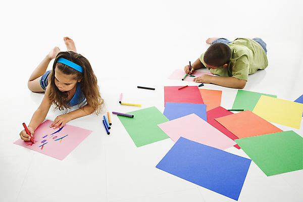 포토 JPG 해외이미지 여자 어린이 가족 놀이 바닥 실내 창조 미술 사람 앉기 소녀 소년 두명 가로 청춘 우정 그림 형제 히스패닉 쉬는시간 언니 남동생 해외포토 남자 컨셉 관계 모션 문화예술 휴식 내부 친구 자매 동생 파일형식 이미지허브