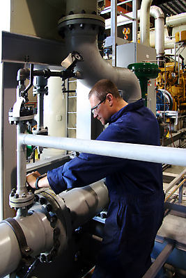 포토 JPG 해외이미지 식물 손 산업 포즈 사다리 유리 노동자 숙이기 한명 안전 사람 금속 힘 기계 견과류 기구 공구 업무 기술자 제조 보호 철 연습 무역 파이프 만들기 볼트 튜브 압력 철강 하드웨어 해외포토 직업 1 컨셉 모션 재질 신체부위 컴퓨터 도구 작업 파일형식 이미지허브