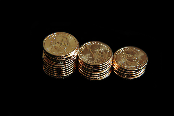 포토 JPG 해외이미지 1 백그라운드 컨셉 돈 비즈니스 사람없음 금융 경제 빛 쌓기 달러 동전 미국 저축 흰색 그룹 변화 재산 도박 은색 투자 롤 이익 계산서 빚 고립 구역 페니 니켈 해외포토 컬러 북아메리카 모션 금속 원소 파일형식 이미지허브