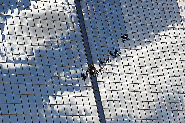 포토 JPG 해외이미지 주간 남자 밧줄 매달리기 외벽 사람 빌딩 여러명 성인 야외 건물 반사 잡기 작업 청소부 유리창청소 성인남자만 외벽청소 해외포토 자연요소 직업 건축물 줄 벽 다수 모션 청소 남자만 성인만 파일형식 이미지허브