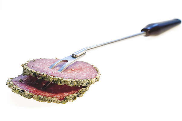 포토 JPG 해외이미지 음식 조각 포크 육류 사람없음 빨간색 소시지 맛 향신료 후추 고립 살라미 해외포토 식기 컬러 컨셉 식재료 가공식품 향미료 파일형식 이미지허브