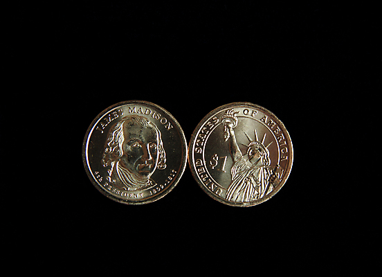 포토 JPG 해외이미지 1 백그라운드 컨셉 돈 비즈니스 사람없음 금융 경제 빛 쌓기 달러 동전 미국 저축 흰색 그룹 변화 재산 도박 은색 투자 롤 이익 계산서 빚 고립 구역 페니 니켈 해외포토 컬러 북아메리카 모션 금속 원소 파일형식 이미지허브