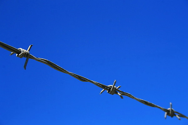 포토 JPG 해외이미지 하늘 경비 안전 사람없음 파란색 울타리 금속 블록 수비 상처 바리케이드 자르기 교도소 감옥 보안 날카로움 철사 철조망 방패 그만 철강 해외포토 컬러 모션 재질 담장 보호 파일형식 이미지허브