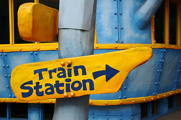 포토 JPG 해외이미지 여행 교통시설 놀이 하늘 휴가 그림자 사람없음 가로 파란색 컬러풀 장난감 노란색 여행객 침묵 기차 게임 역 탈출 사인 방문 북쪽 환영 일반 덩어리 선로 통근 해외포토 육상교통 컬러 교통 컨셉 대중교통 사람 소리 방향 시설 출근 파일형식 이미지허브