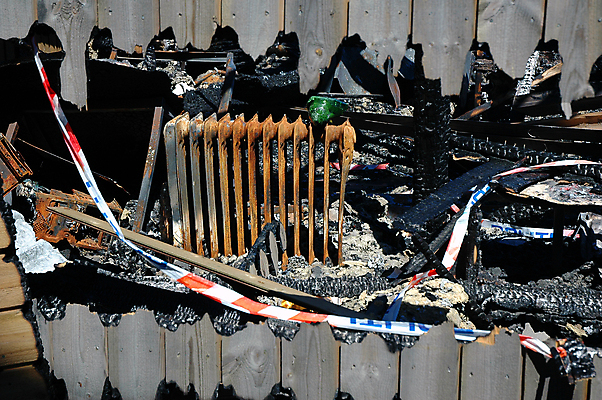포토 JPG 해외이미지 배너 불 따뜻함 노르웨이 사람없음 야외 목재 긴급 뜨거움 널 기름 폐기물 위험 큼 난방기 사건 철 부식 화재 보험 비극 철강 화상 무너짐 해외포토 자연요소 나무 유럽 음식 컨셉 재료 모션 상처 쓰레기 크기 난방용품 파일형식 이미지허브