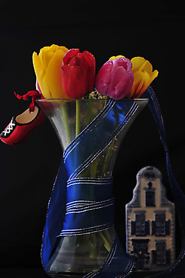 포토 JPG 해외이미지 전통 꽃 리본 꽃다발 여행 신발 휴가 주택 사람없음 건물 빨간색 파란색 여행객 꽃병 미니어처 튤립 흰색 네덜란드 암스테르담 해외포토 식물 건축물 유럽 컬러 사람 모형 파일형식 이미지허브