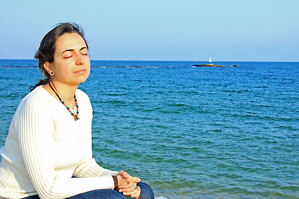 포토 JPG 해외이미지 모델 헤어스타일 응시 여자 안경 얼굴 바다 포즈 생각 신체 휴식 갈색머리 한명 사람 성인 태양 뷰티 갈색 머리 화장품 표현 우아함 피부 스타일 해외포토 자연요소 1 시선 잡화 컬러 컨셉 신체부위 파일형식 이미지허브