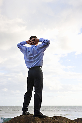 포토 JPG 해외이미지 남자 행복 바다 여행 비즈니스 자연 하늘 성공 휴가 휴식 한명 사람 풍경 정장 야외 물 여름 파란색 여행객 추위 비즈니스맨 경영자 단절 무료 해외포토 자연요소 1 옷 계절 감정 컬러 컨셉 직장인 리더 생태계 파일형식 이미지허브