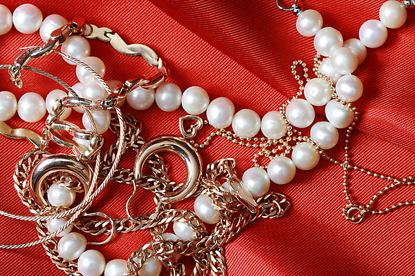 포토 JPG 해외이미지 백그라운드 목걸이 선물 사람없음 빨간색 쇼핑 유행 직물 황금 고급 우아함 보석 실크 질감 소매 해외포토 컬러 컨셉 장신구 광석 파일형식 이미지허브