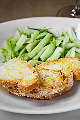 포토 JPG 해외이미지 접시 음식 빵 다이어트 탁자 사람없음 초록색 빛 식당 저녁식사 샐러드 흰색 기름 오브젝트 심플 점심식사 채식주의자 해외포토 식기 컬러 가구 건강 상점 식사 채식 파일형식 이미지허브