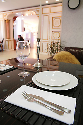 포토 JPG 해외이미지 그릇 접시 벽 포크 와인잔 유리 탁자 표면 사람없음 내부 목재 빛 반사 노란색 금속 흰색 도자기 칼 은색 매끈함 천 냅킨 촛대 섬유 스타일 해외포토 나무 식기 컬러 가구 술잔 재료 재질 직물 감각 파일형식 이미지허브