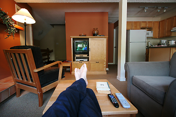 포토 JPG 해외이미지 벽 의자 바지 발 탁자 휴식 선반 주택 앉기 사람없음 목재 빛 문 주방 텔레비전 방 가전제품 추위 램프 휴게실 캐비닛 책상 콘도 멀리 안락 해외포토 나무 가구 컨셉 재료 모션 숙소 하의 조명 건물 신체부위 전자제품 사물함 파일형식 이미지허브