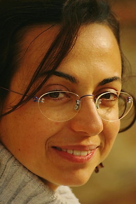 포토 JPG 해외이미지 모델 헤어스타일 응시 여자 안경 얼굴 포즈 생각 신체 휴식 갈색머리 한명 사람 성인 뷰티 갈색 머리 화장품 표현 우아함 피부 스타일 해외포토 1 시선 잡화 컬러 컨셉 신체부위 파일형식 이미지허브