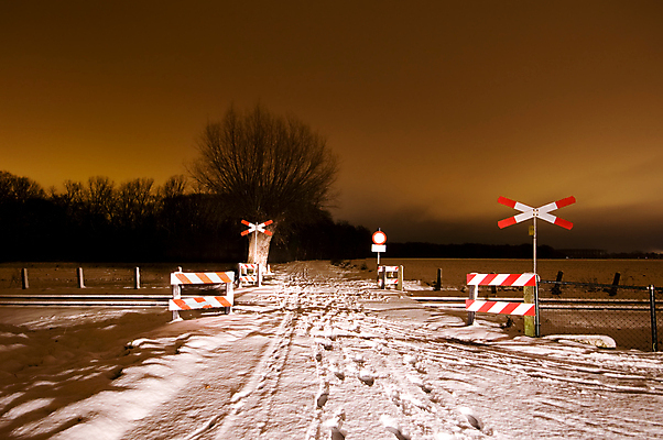 포토 JPG 해외이미지 겨울 경고 사람없음 빨간색 얼음 추위 흰색 야간 사인 건너기 선로 해외포토 자연요소 계절 컬러 모션 파일형식 이미지허브