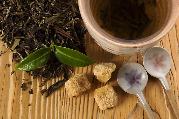 포토 JPG 해외이미지 그릇 잎 티타임 사람없음 하이앵글 숟가락 녹차 찻잎 녹차잎 해외포토 식물 식기 뷰포인트 휴식 수저 차_음료 파일형식 이미지허브