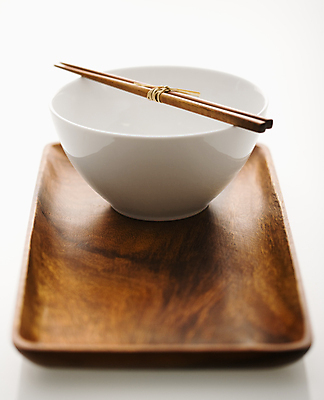 포토 JPG 해외이미지 스튜디오촬영 식기 접시 음식 젓가락 쟁반 동양인 사람없음 목재 세로 식당 사진촬영 식사 기구 사발 먹기 흰배경 정물화 카피스페이스 해외포토 나무 백그라운드 재료 모션 수저 실내 인종 상점 촬영 공백 흰색 사기그릇 그림 파일형식 이미지허브