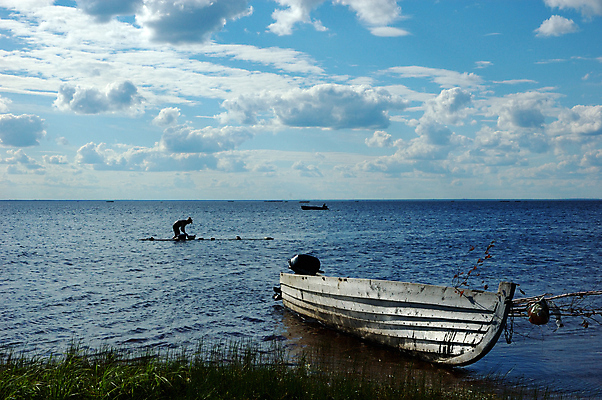 포토 JPG 해외이미지 호수 물결 밧줄 바다 여행 자연 낚시 사람없음 목재 초록색 물 파란색 빛 햇빛 뷰티 회색 흰색 보트 막대기 씻기 빨래 은색 노 러시아 지역 북쪽 닻 모터 옛날 수평선 해외포토 자연요소 나무 유럽 줄 컬러 가사 배_교통 재료 레저 태양 청결 방향 생태계 선박 파일형식 이미지허브