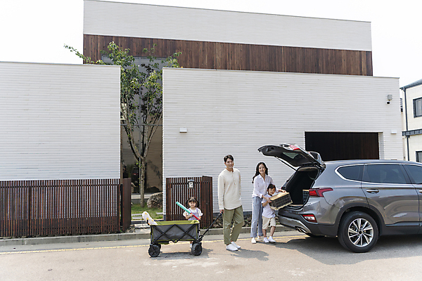 포토 JPG 주간 전신 여자 남자 행복 어린이 가족 자동차 휴가 가족여행 주택 서기 들기 소녀 소년 여러명 성인 야외 앞모습 30대 한국인 짐 가족라이프 준비 자동차트렁크 짐수레 국내포토 자연요소 라이프스타일 감정 육상교통 뷰포인트 여행 다수 관계 모션 사람 동양인 건물 장년 수레 파일형식