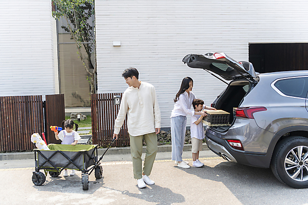 포토 JPG 주간 전신 여자 남자 행복 어린이 가족 자동차 휴가 가족여행 서기 들기 소녀 소년 여러명 성인 야외 앞모습 옆모습 30대 한국인 짐 잡기 가족라이프 준비 자동차트렁크 짐수레 국내포토 자연요소 라이프스타일 감정 육상교통 뷰포인트 여행 다수 관계 모션 사람 동양인 장년 수레 파일형식
