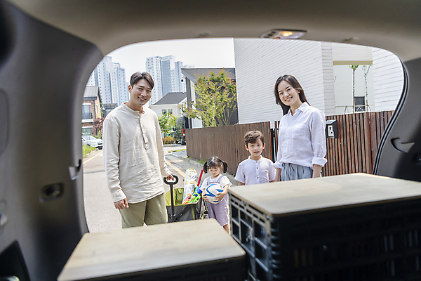 포토 JPG 주간 응시 여자 남자 행복 어린이 가족 자동차 휴가 가족여행 미소 들기 소녀 소년 여러명 상반신 성인 야외 앞모습 옆모습 30대 한국인 짐 가족라이프 준비 자동차트렁크 국내포토 자연요소 라이프스타일 시선 감정 육상교통 뷰포인트 여행 다수 관계 모션 표정 사람 동양인 장년 파일형식