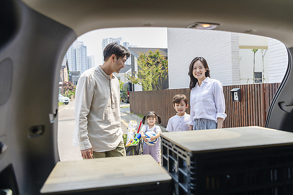 포토 JPG 주간 응시 여자 남자 행복 어린이 가족 자동차 휴가 가족여행 미소 들기 소녀 소년 여러명 상반신 성인 야외 앞모습 옆모습 30대 한국인 짐 가족라이프 준비 자동차트렁크 국내포토 자연요소 라이프스타일 시선 감정 육상교통 뷰포인트 여행 다수 관계 모션 표정 사람 동양인 장년 파일형식