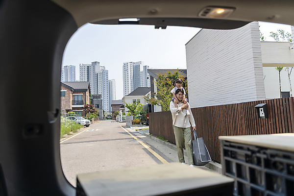 포토 JPG 주간 전신 여자 남자 행복 어린이 가족 자동차 휴가 가족여행 들기 소녀 성인 야외 두명 건물 앞모습 30대 걷기 한국인 짐 가족라이프 목말 즐거움 준비 자동차트렁크 짐가방 부녀 국내포토 자연요소 라이프스타일 건축물 딸 감정 육상교통 뷰포인트 여행 가방 관계 모션 사람 동양인 장년 아빠 파일형식