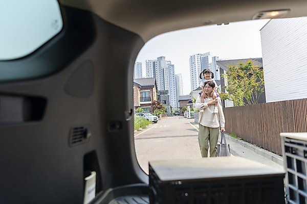 포토 JPG 주간 전신 여자 남자 행복 어린이 가족 자동차 휴가 가족여행 들기 소녀 상반신 성인 야외 두명 앞모습 30대 한국인 짐 가족라이프 목말 즐거움 준비 자동차트렁크 짐가방 국내포토 자연요소 라이프스타일 감정 육상교통 뷰포인트 여행 가방 관계 모션 사람 동양인 장년 파일형식
