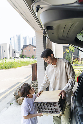 포토 JPG 주간 남자 행복 가족 자동차 휴가 가족여행 들기 소년 상반신 성인 야외 두명 앞모습 옆모습 30대 상자 마주보기 한국인 짐 가족라이프 정리 자동차트렁크 부자지간 남자만 국내포토 자연요소 라이프스타일 감정 아들 어린이 육상교통 뷰포인트 여행 관계 모션 사람 동양인 장년 아빠 파일형식