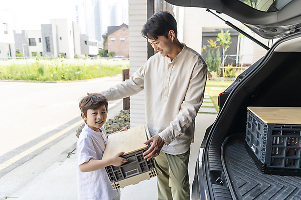 포토 JPG 주간 남자 행복 가족 자동차 휴가 가족여행 들기 소년 상반신 성인 야외 두명 앞모습 옆모습 30대 상자 한국인 짐 가족라이프 정리 자동차트렁크 칭찬 부자지간 남자만 쓰다듬기 국내포토 자연요소 라이프스타일 감정 아들 어린이 육상교통 뷰포인트 여행 관계 모션 사람 동양인 장년 아빠 파일형식