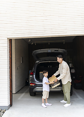 포토 JPG 주간 전신 응시 남자 행복 가족 자동차 휴가 가족여행 서기 미소 들기 소년 성인 야외 두명 옆모습 30대 상자 한국인 짐 가족라이프 정리 주차장 자동차트렁크 부자지간 남자만 국내포토 자연요소 라이프스타일 시선 감정 아들 어린이 육상교통 뷰포인트 여행 관계 모션 표정 사람 동양인 장년 아빠 파일형식