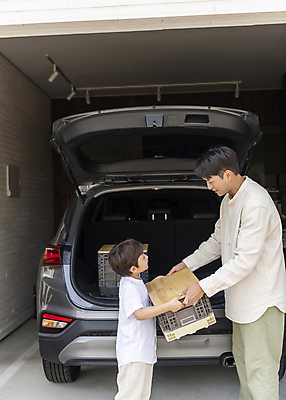 포토 JPG 주간 남자 행복 가족 자동차 휴가 가족여행 들기 소년 상반신 성인 야외 두명 옆모습 30대 상자 마주보기 한국인 짐 가족라이프 정리 주차장 자동차트렁크 부자지간 남자만 국내포토 자연요소 라이프스타일 감정 아들 어린이 육상교통 뷰포인트 여행 관계 모션 사람 동양인 장년 아빠 파일형식
