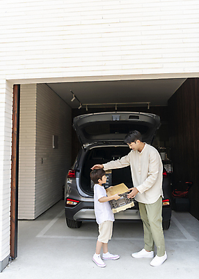 포토 JPG 주간 전신 남자 행복 가족 자동차 휴가 가족여행 들기 소년 성인 야외 두명 옆모습 30대 상자 마주보기 한국인 짐 가족라이프 정리 주차장 자동차트렁크 칭찬 부자지간 남자만 쓰다듬기 국내포토 자연요소 라이프스타일 감정 아들 어린이 육상교통 뷰포인트 여행 관계 모션 사람 동양인 장년 아빠 파일형식