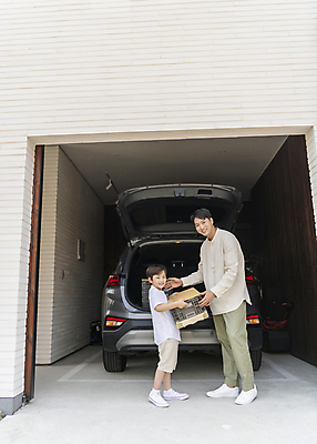 포토 JPG 주간 전신 응시 남자 행복 가족 자동차 휴가 가족여행 미소 들기 소년 성인 야외 두명 옆모습 30대 상자 한국인 짐 가족라이프 정리 주차장 자동차트렁크 부자지간 남자만 국내포토 자연요소 라이프스타일 시선 감정 아들 어린이 육상교통 뷰포인트 여행 관계 모션 표정 사람 동양인 장년 아빠 파일형식