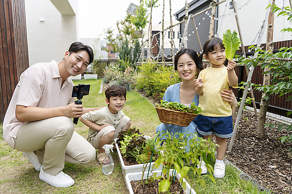 포토 JPG 주간 전신 응시 여자 남자 행복 어린이 가족 미소 들기 소녀 소년 여러명 성인 야외 앞모습 옆모습 30대 스마트폰 소쿠리 한국인 가족라이프 무릎꿇기 셀카봉 쌈채소 텃밭 홈파밍 자급자족라이프 국내포토 자연요소 라이프스타일 시선 감정 뷰포인트 다수 밭 채소 관계 모션 표정 사람 동양인 장년 핸드폰 스마트기기 바구니 농사 파일형식